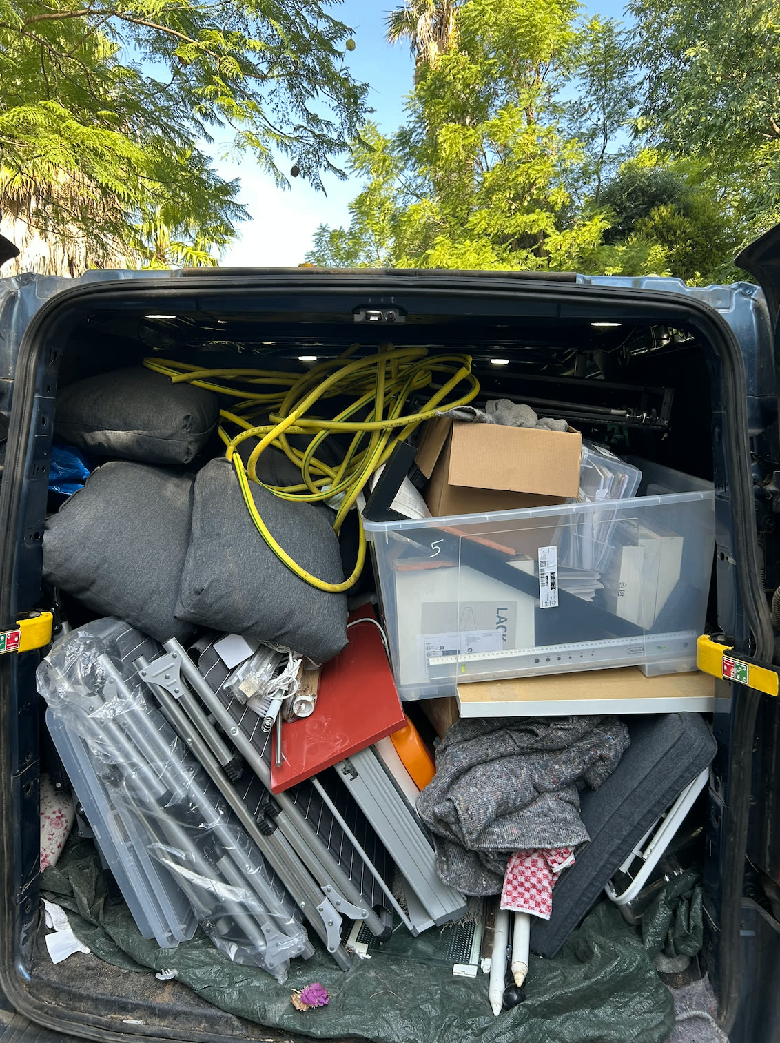 Carrinha cheia com artigos domésticos retirados de uma villa em Almancil
