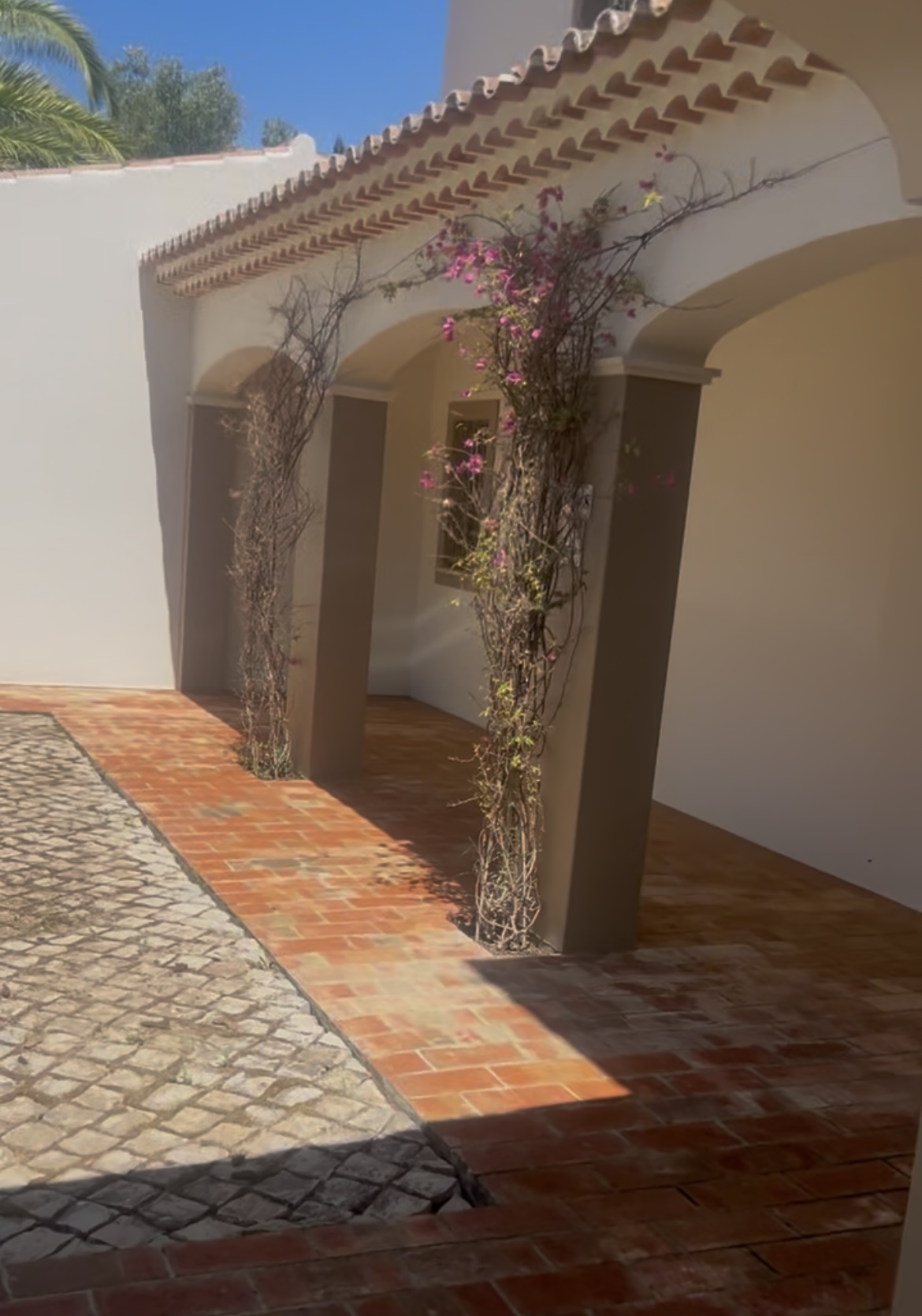 After: Arched entryway brick courtyard pressure washing Algarve