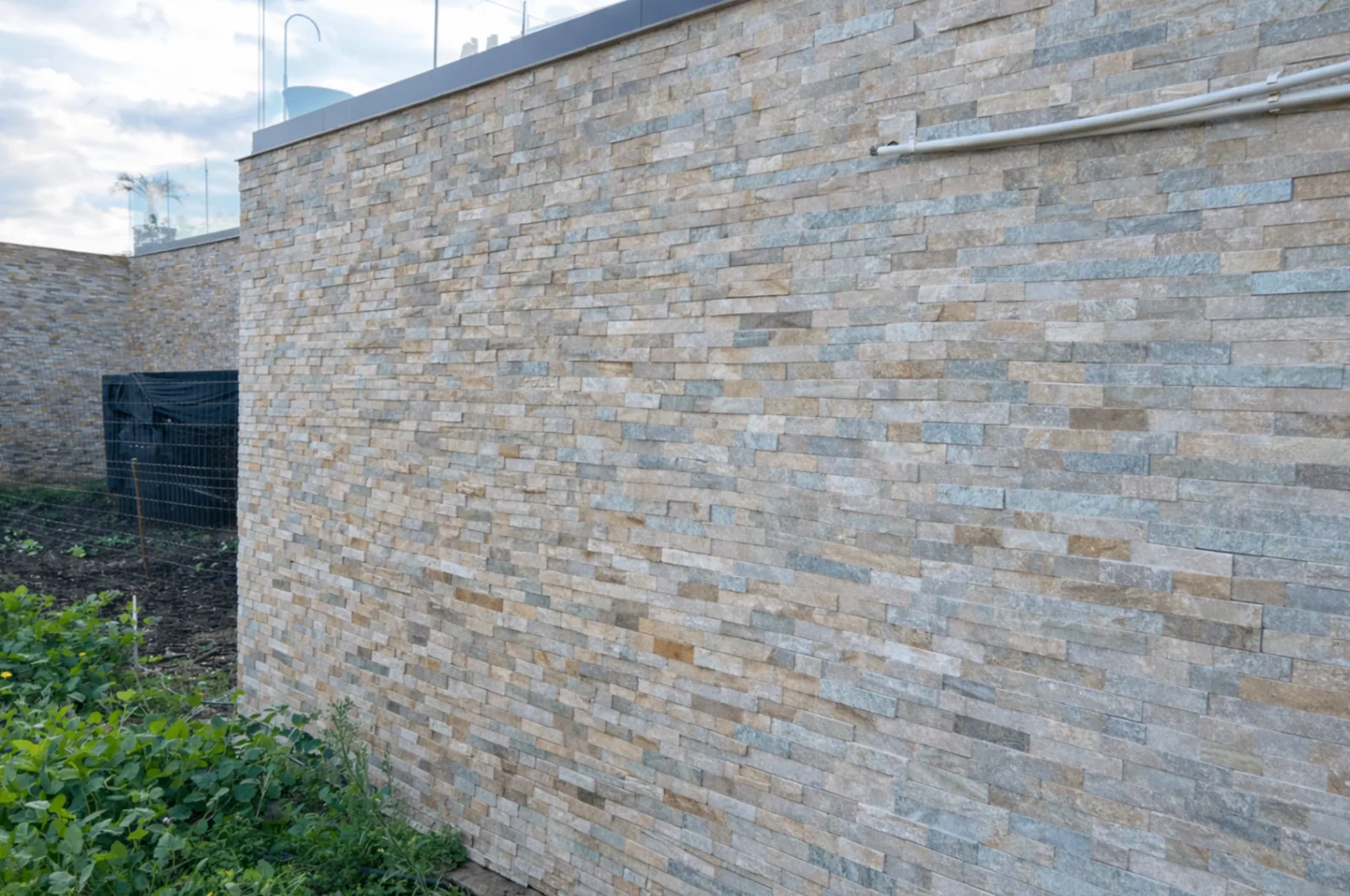 After: Render wall pressure washing before and after Algarve